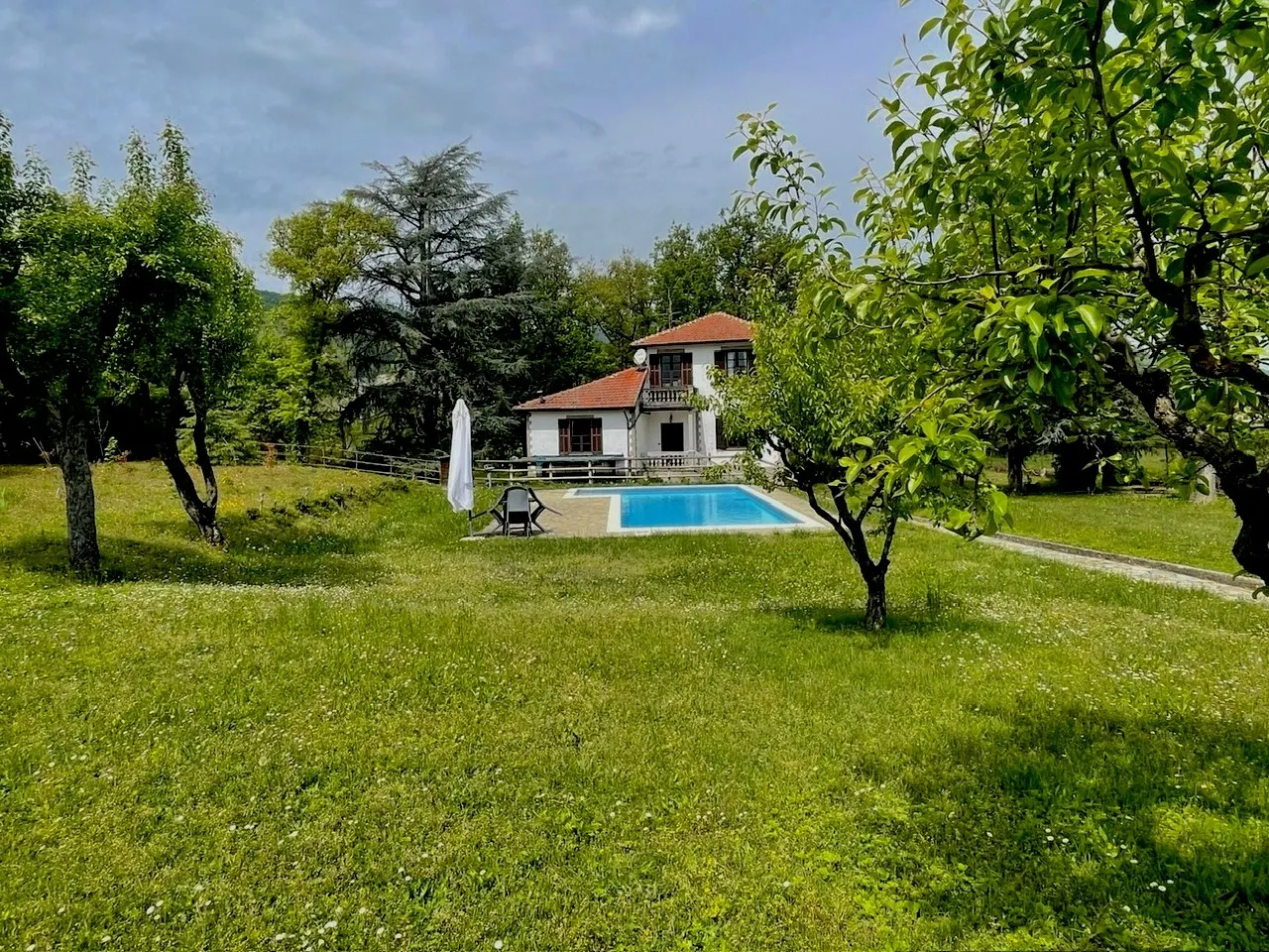 Casa Mombaldone, huis met zwembad en tuin